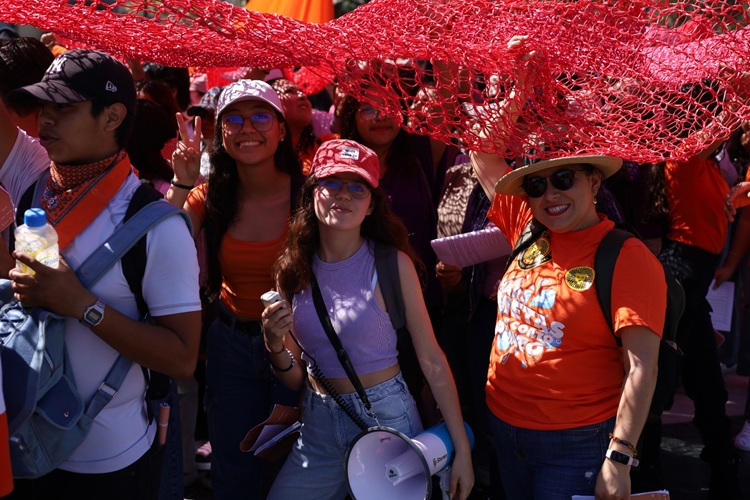 UNIDAS. La escritora asegura que le agrada que el libro sobre el feminicidio de su hermana se convierta en voces. (Foto: Michelle Vázquez) 